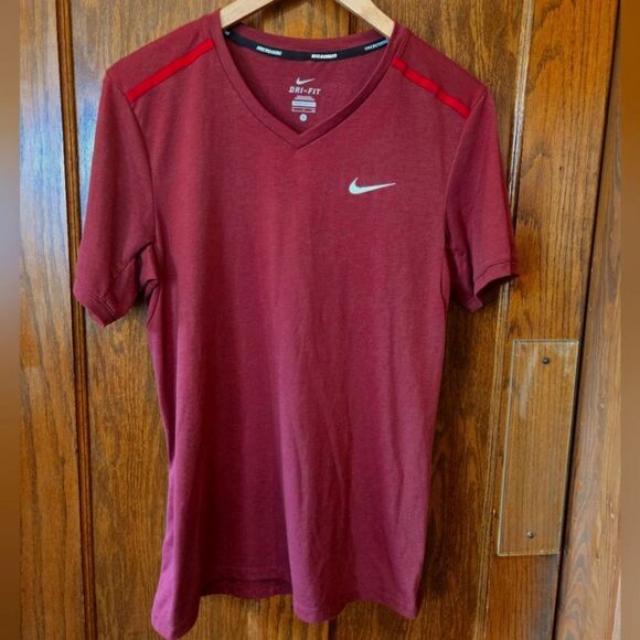 Nike Men's Burgundy Dri-FIT Tee With Zip Pocket SMALL - Picture 1 of 12
